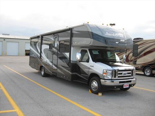 Nhà bếp tiện nghi bên trong chiếc xe tải hạng nặng. Ảnh: Imgur.