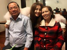 Có lẽ, Nhã Phương đến với Trường Giang bởi tâm hồn đồng điệu bởi cả hai đều rất giản dị. Xuất thân từ một gia đình bình thường, bố là hiệu trưởng cấp 1 và mẹ ở nhà nội trợ.