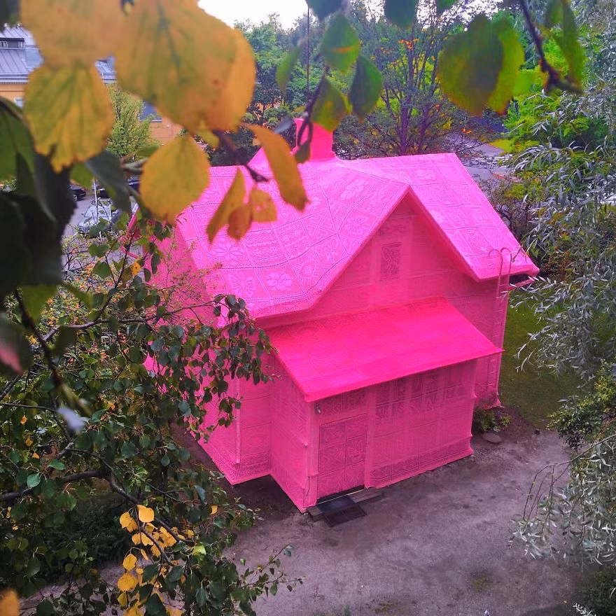 Từng chi tiết đều được đan cẩn thận, bởi nếu một múi sai hoặc lỗi, chiếc áo len đặc biệt này sẽ hỏng hết khi được mặc vào ngôi nhà.