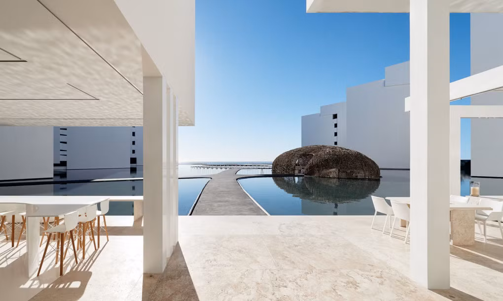 Một mạng lưới đường đi bộ được kết nối từ ngoài vào nhà hàng, bàn ghế được đặt dưới thấp nhìn con đường đi cứ như một sàn biểu diễn thời trang.