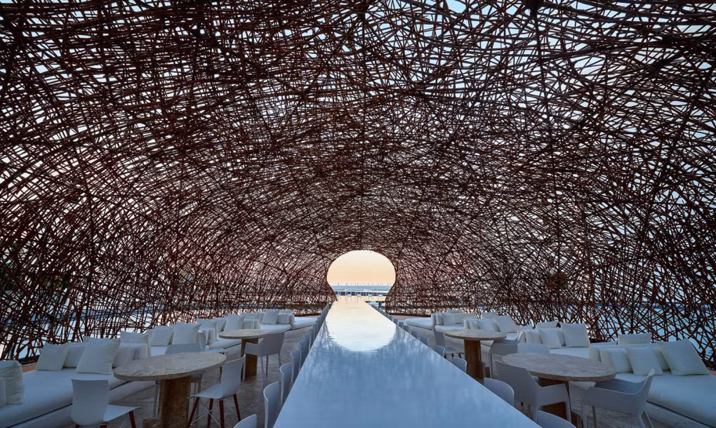 Nội thất của nhà hàng tổ chim được bày biện khá đơn giản với bàn ghế đơn sắc, quầy bar và phòng chờ cũng chỉ có một màu đơn tạo cho khách cảm giác yên bình, nhẹ nhàng.