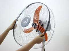 Anh Nguyễn Minh Đại, thợ sửa đồ điện gia dụng ở Hà Nội cho biết: "Ngoài việc chọn mua một loại quạt điện có thương hiệu uy tín, đạt chuẩn chất lượng thì việc bảo quản quạt điện trong quá trình sử dụng cũng rất quan trọng. Điều đầu tiên mọi người nên nhớ là phải đảm bảo quạt được quay trong tình trạng gắn lồng quạt. Bởi nhiều trượng hợp có người muốn quạt mát hơn lại tháo mất phần lồng bảo vệ này dẫn tới nguy hiểm cho người sử dụng, đồng thời dễ bị vướng vào các vật khác đứt gãy nếu không có lồng quạt khi chạy".