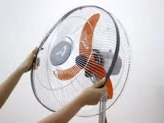 Anh Nguyễn Minh Đại, thợ sửa đồ điện gia dụng ở Hà Nội cho biết: "Ngoài việc chọn mua một loại quạt điện có thương hiệu uy tín, đạt chuẩn chất lượng thì việc bảo quản quạt điện trong quá trình sử dụng cũng rất quan trọng. Điều đầu tiên mọi người nên nhớ là phải đảm bảo quạt được quay trong tình trạng gắn lồng quạt. Bởi nhiều trượng hợp có người muốn quạt mát hơn lại tháo mất phần lồng bảo vệ này dẫn tới nguy hiểm cho người sử dụng, đồng thời dễ bị vướng vào các vật khác đứt gãy nếu không có lồng quạt khi chạy".