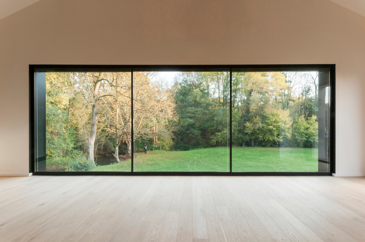 Từ trong nhà, bạn có thể ngắm nhìn trọn vẹn thiên nhiên bên ngoài nhờ bức tường kính lớn.