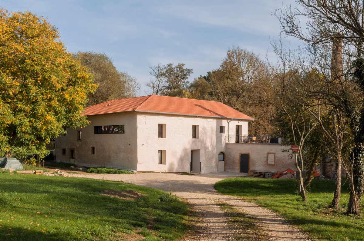 Ngôi nhà dường như nằm lọt thỏm giữa thiên nhiên với nhiều cây cối và thảm cỏ xanh.