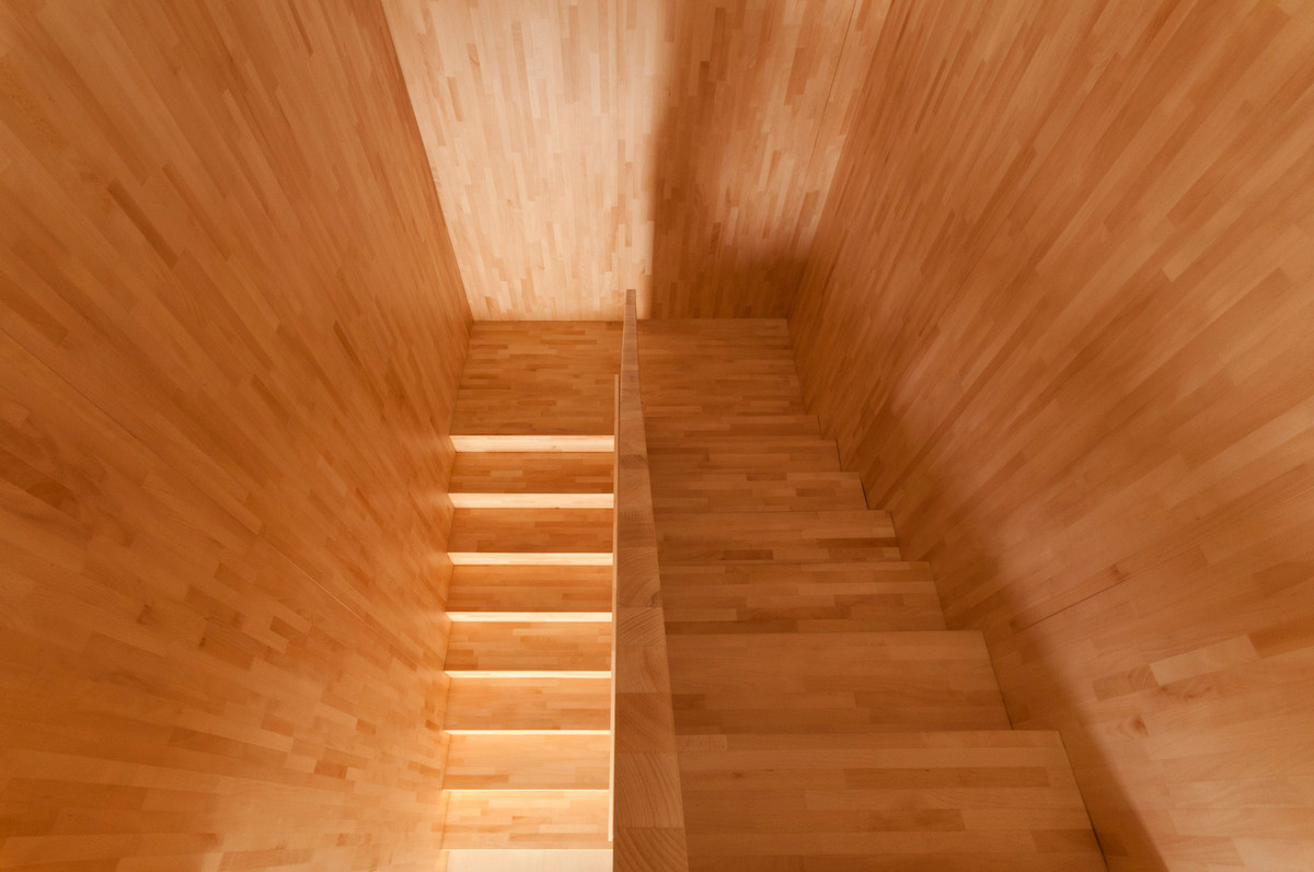 Cầu thang được làm hoàn toàn bằng gỗ.