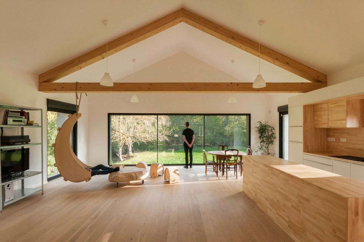 Các khu vực sinh hoạt chính gồm phòng khách, nhà bếp, phòng tắm, 3 phòng ngủ, sân thượng được đặt ở tầng trên.