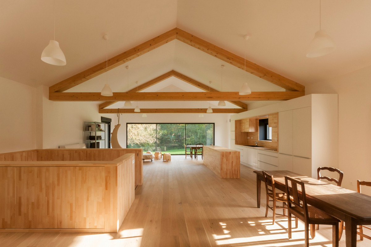 Khung mái nhà, sàn nhà và nội thất sử dụng chất liệu gỗ gần gũi, thân thiện với môi trường.