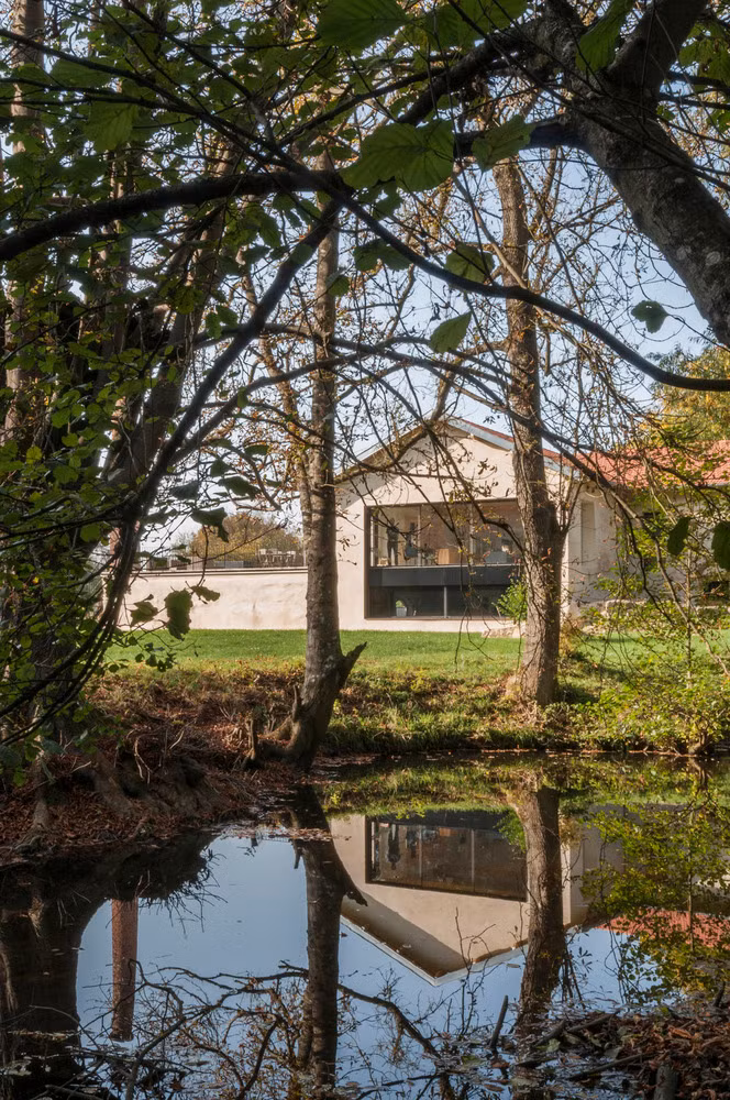 Các kiến trúc sư đã quay mặt tiền ngôi nhà về hướng nam, đồng thời thiết kế thêm một cửa sổ lớn để có thể quan sát khung cảnh thiên nhiên và dòng suối bên ngoài.