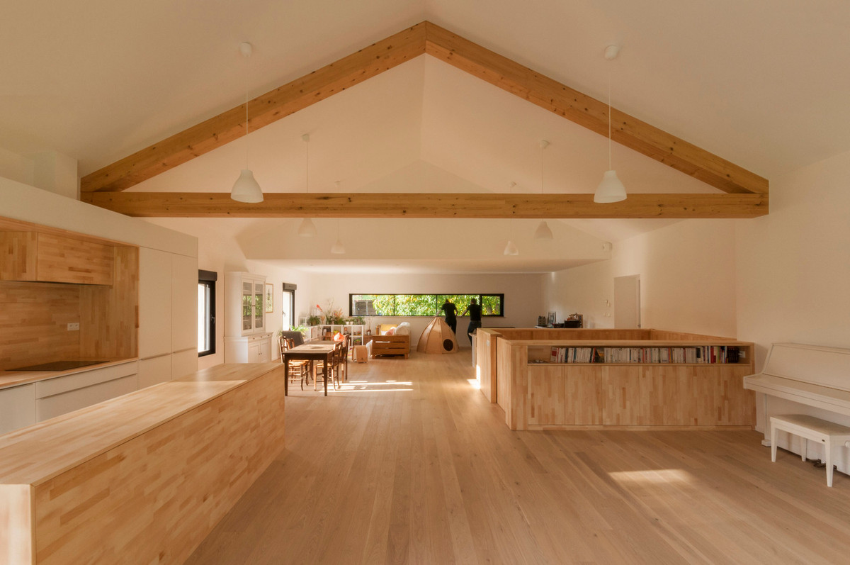 Ngôi nhà có một phòng hình chữ nhật rộng tới 120m2 được sử dụng làm không gian sinh hoạt tập thể.