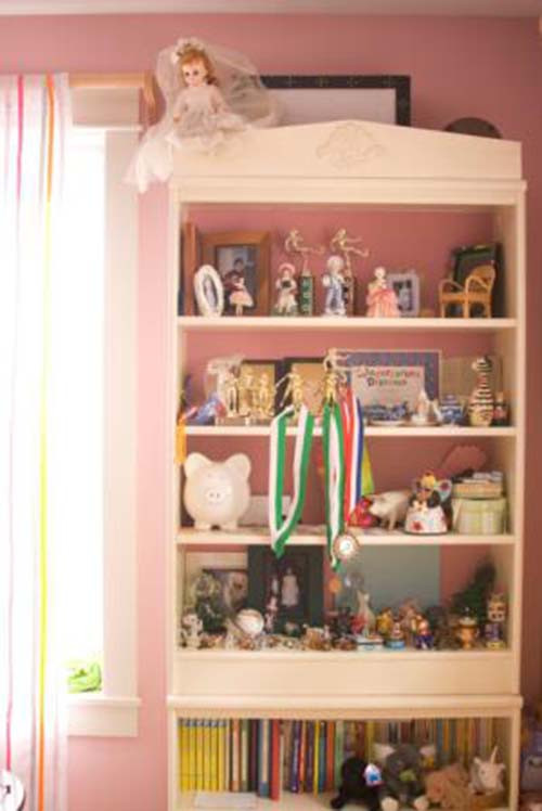 Quá nhiều phụ kiện làm cho nhà cửa của bạn lộn xộn, ngay cả khi nó sạch sẽ. Căn nhà nhỏ cũng vậy, phụ kiện nhiều màu sắc vô tình khiến căn phòng trở nên lộn xộn và bừa bộn hơn. Đối với những không gian nhỏ, cố gắng điều tiết khi mua phụ kiện, chỉ tạo điểm nhấn ở một vài góc nhỏ giúp căn phòng tinh tế hơn.