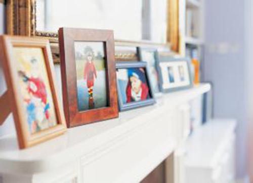 Quá nhiều khung hình nhỏ. Dù là hình ảnh gia đình rất quan trọng và quý giá nhưng nếu để quá nhiều khung hình nhỏ sẽ khiến ngôi nhà của bạn trở nên rối mắt. Hãy tạo một căn phòng trưng bày riêng hoặc treo chúng ở cầu thang.