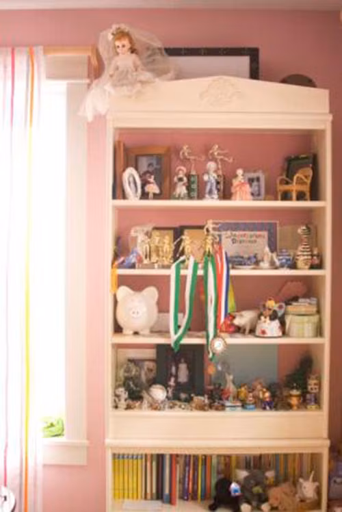 Quá nhiều phụ kiện làm cho nhà cửa của bạn lộn xộn, ngay cả khi nó sạch sẽ. Căn nhà nhỏ cũng vậy, phụ kiện nhiều màu sắc vô tình khiến căn phòng trở nên lộn xộn và bừa bộn hơn. Đối với những không gian nhỏ, cố gắng điều tiết khi mua phụ kiện, chỉ tạo điểm nhấn ở một vài góc nhỏ giúp căn phòng tinh tế hơn.