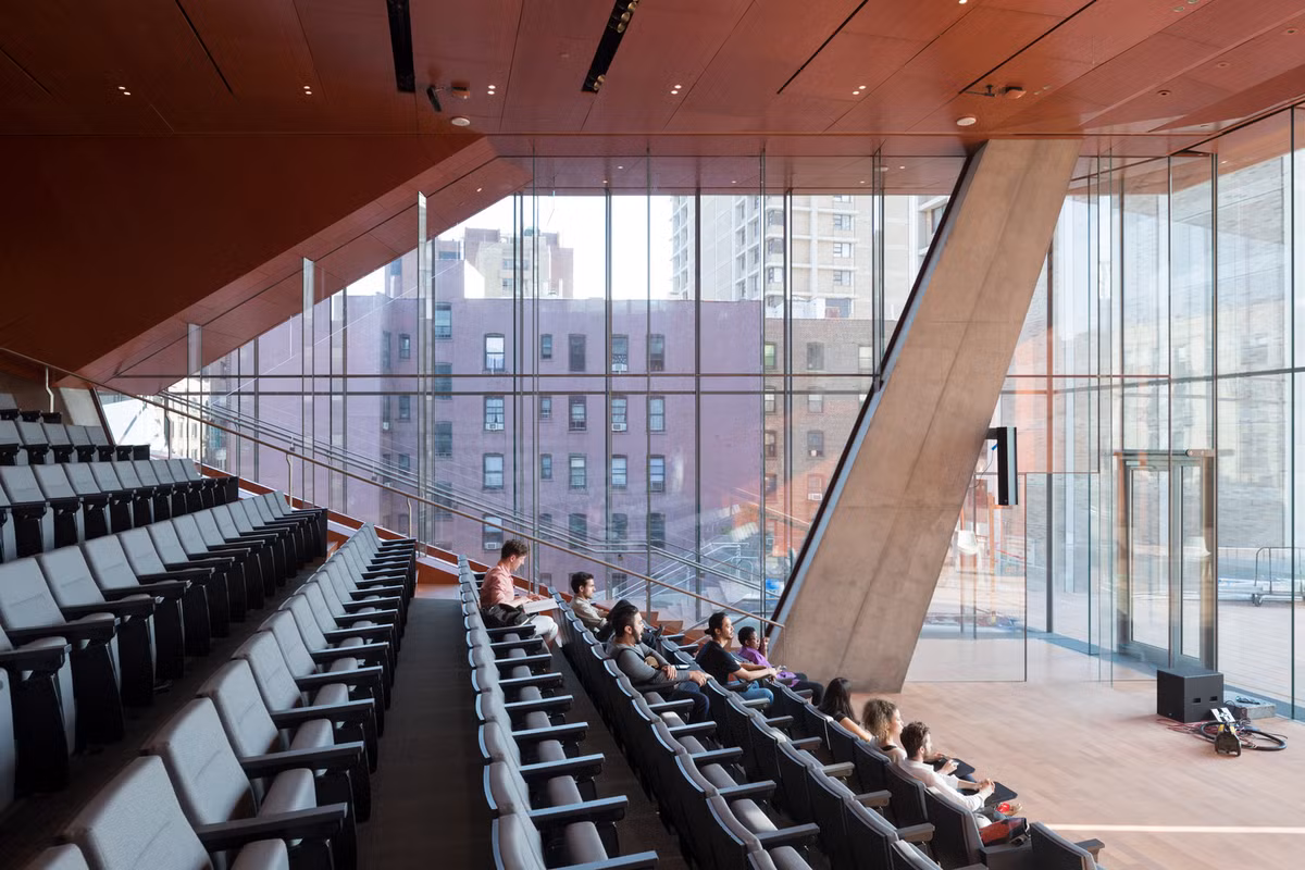 Khán phòng của trung tâm rất rộng, chứa được 275 chỗ ngồi, dùng cho các sự kiện hoặc bài giảng rộng, các buổi hòa nhạc hay công chiếu.