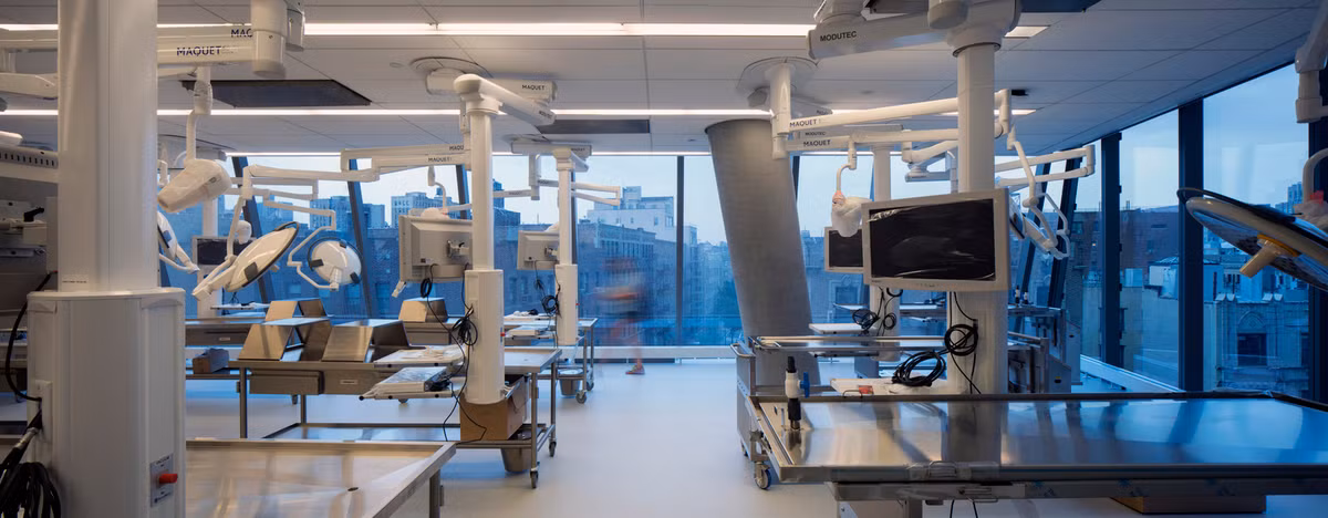 Đây là tòa nhà y tế hiện đại, phản ánh cách y học được giảng dạy, học và thực hành trong thế kỷ 21. Các thiết kế tìm cách thay đổi ý nghĩ về một lĩnh vực y tế khô khan và đơn giản, cũng như tạo ra không gian để phát triển các kỹ năng cần thiết cho thực hành y tế hiện đại.