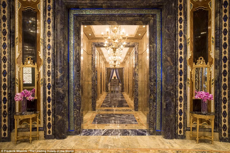 The Reverie Saigo với kiến trúc nội thất lộng lẫy bậc nhất theo phong cách huy hoàng, hoa mỹ quý tộc Ý, được đánh giá thuộc Top sang trọng bậc nhất Việt Nam. Tại đây, giá phòng mỗi đêm thấp nhất là 5,7 triệu đồng và cao nhất 320 triệu là đồng.