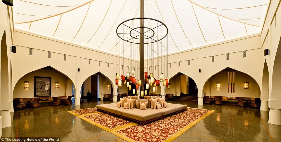 Là sự kết hợp tao nhã của kiến ​​trúc Oman, khách sạn Muscat sẽ để lại trong bạn những ấn tượng khó phai.