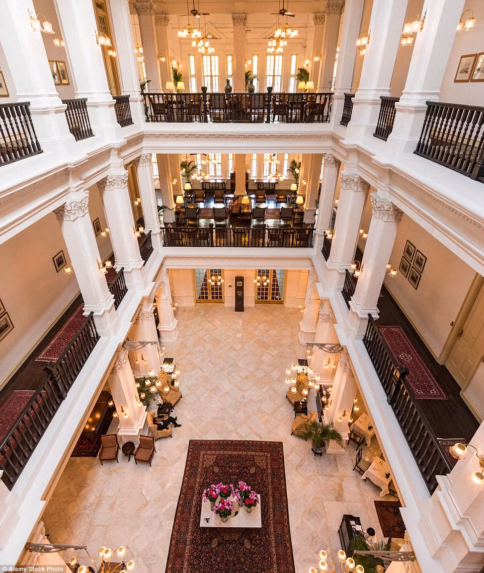 Sảnh khách sạn Raffles mang phong cách cổ điển, thể hiện sự thanh lịch. Khách sạn được xây dựng vào năm 1887, nó đã trở thành biểu tượng nổi tiếng nhất của Singapore. 