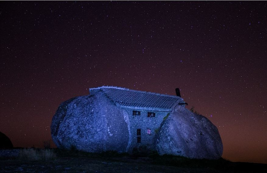 Việc xây dựng ngôi nhà được bắt đầu từ năm 1972 và kéo dài trong 2 năm.