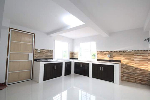 Bếp nhỏ, ít chi tiết vì thế mà rất rộng rãi, khác với các căn nhà khác là bếp đóng thì ngôi nhà này có hẳn 2 cửa sổ lớn ngay ở bàn bếp. Cách thiết kế này sẽ khiến căn bếp thoát hết mùi thức ăn ra ngoài. Ảnh: Nghean24h.