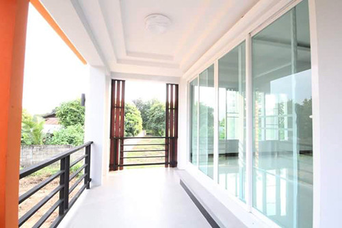 Nhà có màu chủ đạo là trắng, điểm xuyết những chi tiết đen ở tay vịn cầu thang, tủ bếp khiến nó trở nên sang trọng và tân thời hơn. Ảnh: Nhadepnghean.