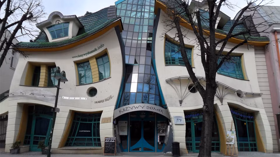 Đây là nhà hàng The Crooked House tại thành phố Sopot, Ba Lan. (Ảnh Travelmint)