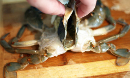 Nếu chọn mua cua lột, bạn nên mua những loại thật tươi, không bốc mùi, những dấu hiệu chứng tỏ chúng không bị bảo quản bằng hóa chất.