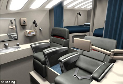 Khu vực này có hai chiếc giường hạng thương gia, 2 chiếc ghế, khu vực tắm và bồn rửa.