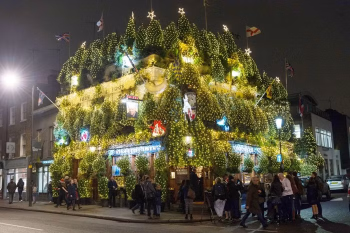 Để chào mừng Giáng sinh, quán rượu Churchill Arms ở Anh đã dùng đến 75 cây thông Noel và hơn 21000 đèn Giáng sinh để trang trí với tổng chi phí hơn 30.000 Bảng Anh.