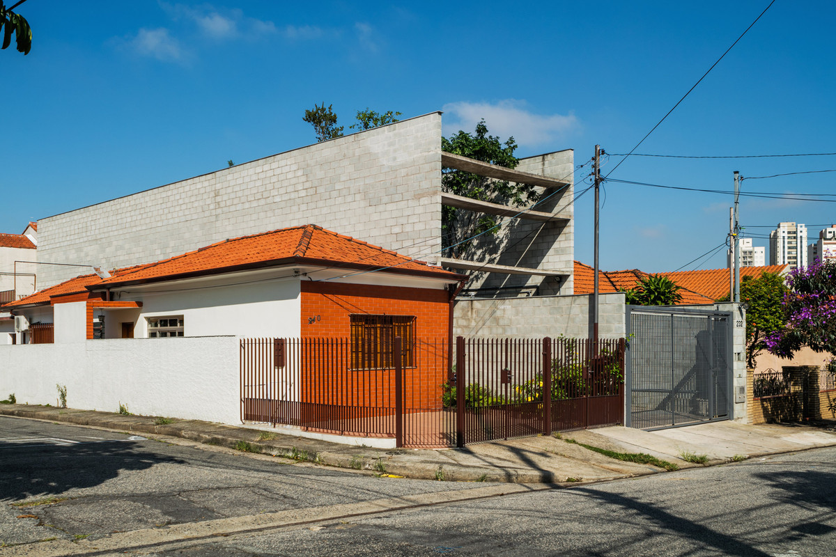 Nằm trong khu dân cư đông đúc tại thành phố São Paulo (Brazil), ngôi nhà Mipibu House được bao quanh bởi những ngôi nhà nhỏ mái đỏ nhỏ nhắn khác.