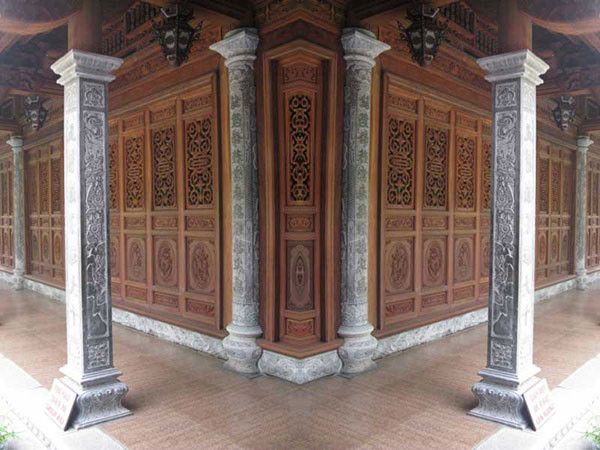 Cột nhà vuông bằng đá thường mang lại vẻ đẹp cổ kính và giúp công trình bền vững. Ảnh: dieukhacda.