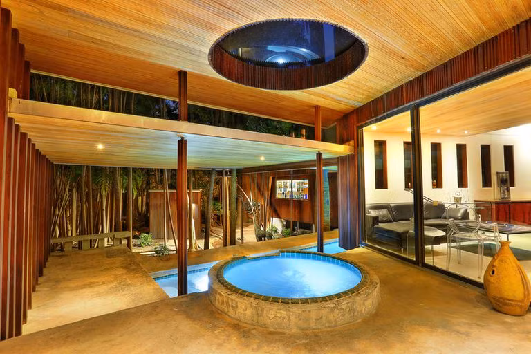 Ngay khi hoàn thành, nó đã khiến nhiều người sửng sốt bởi kiến trúc nhà độc lạ. Ảnh: housebeautiful.