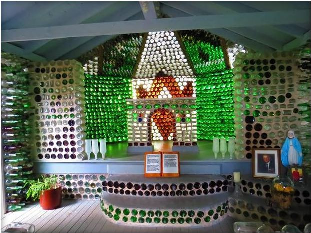 Ngôi nhà xây bằng vỏ chai bao gồm 3 khối chính và mất 4 năm để hoàn thành. Ảnh: The bottle house.