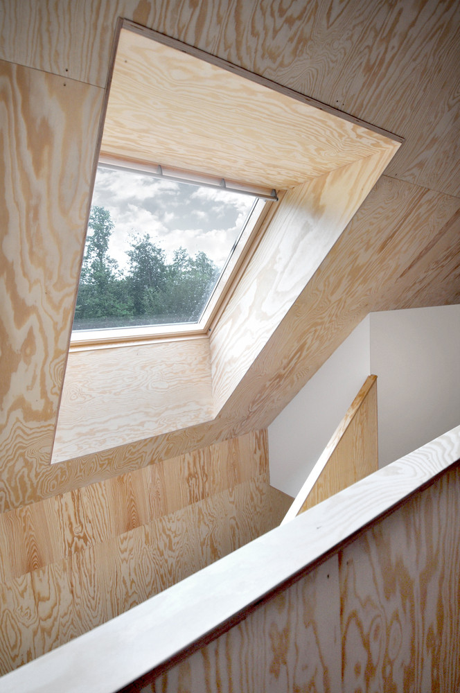 Phòng khách có lò sưởi giúp sưởi ấm toàn bộ ngôi nhà trong mùa đông. Ảnh: Archdaily.