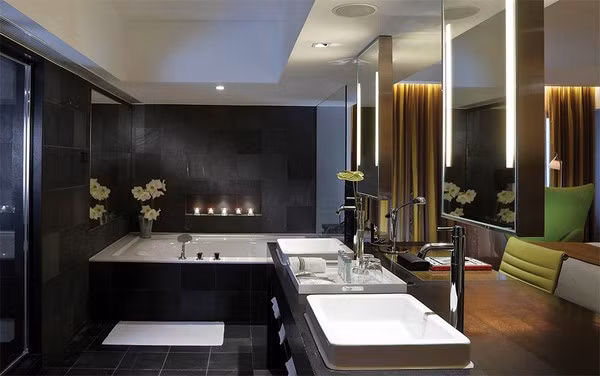 Mẫu thiết kế phòng tắm sang trọng, tiện nghi như trong tiệm spa với bồn tắm, bồn rửa đôi cao cấp. Tuy nhiên, tất cả những hình ảnh này mới chỉ là trên thiết kế. Hiện tòa chung cư nơi vợ chồng Thu Minh mua căn penthouse vẫn đang thi công dang dở, chậm tiến độ bàn giao nhà đã hơn 3 tháng nay.