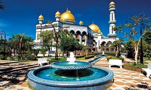 Cung điện nằm ngay ở thủ đô Bandar Seri Begawan của Brunei và được đặt tên là: “Cung điện ánh sáng của các vị Thánh”. Nơi đây có tổng cộng 1.788 phòng ngủ, 257 phòng tắm, 5 bể bơi lớn và 110 ga-ra ôtô. Tất cả các phòng đều được dát vàng và bạc còn toàn bộ đồ nội thất được mạ vàng và đính kim cương. 