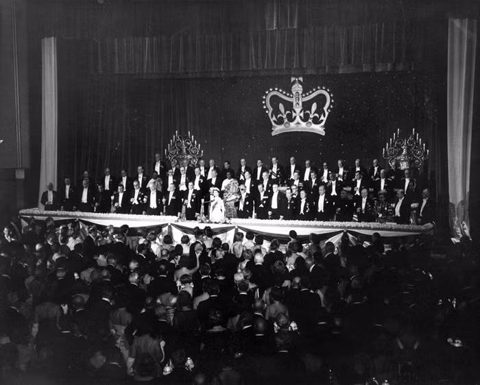 Bữa tối danh dự sau khi được phong chức của nữ hoàng Elizabeth 2 cũng chọn khách sạn làm nơi tổ chức.