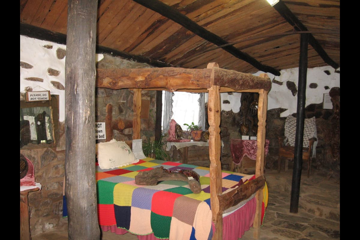 Ngôi nhà có 3 tầng và trước mặt là một khu vườn xinh đẹp. Ảnh: travelground.