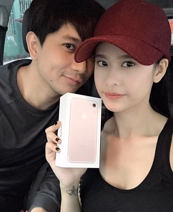 Rất nhiều món quà xa xỉ, đắt tiền Tim đầu tư mua tặng Trương Quỳnh Anh.