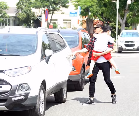 Nam ca sĩ cũng mua riêng một chiếc ô tô để chủ động trong việc chạy show.