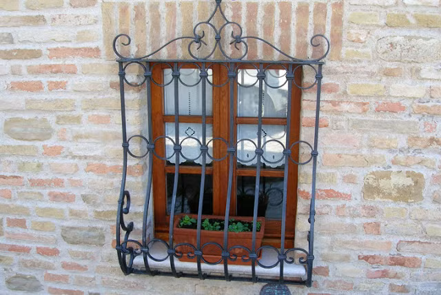 Một mẫu cửa sổ sắt khác dành cho những ngôi nhà mang phong cách châu Âu cổ điển. Ảnh: Xaydungviethung.