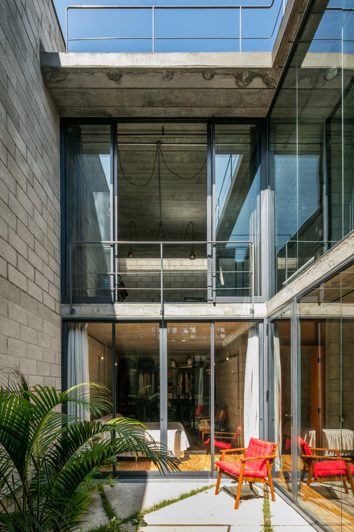 Phòng ngủ được đặt dưới tầng trệt trong khi phòng sinh hoạt chung được bố trí trên tầng hai.