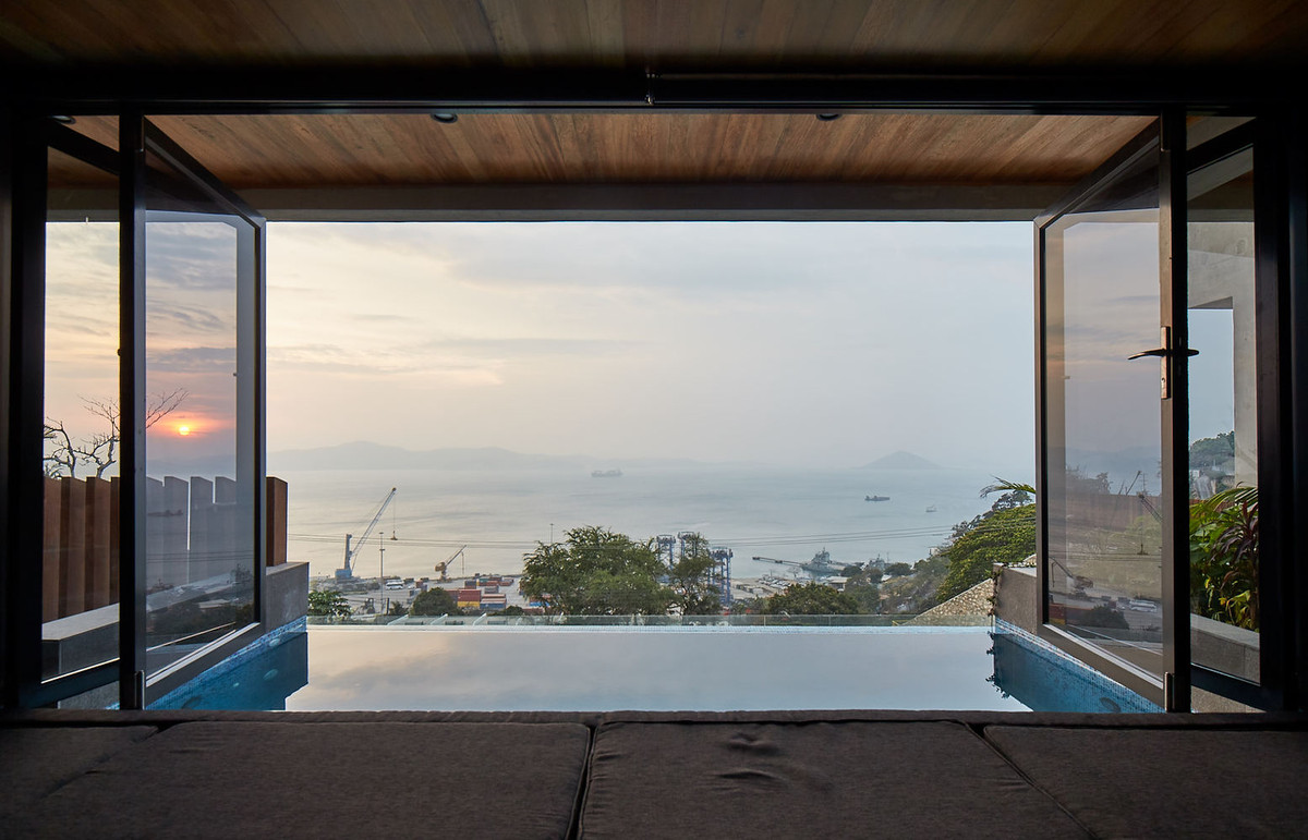 Bạn có thể vừa bơi vừa ngắm nhìn những con tàu đi lại ngoài xa.