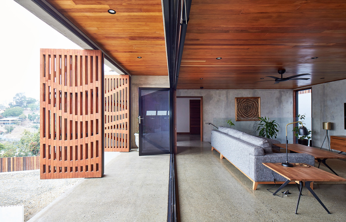 Phòng khách bài trí đơn giản theo phong cách hiện đại với gam màu trầm.