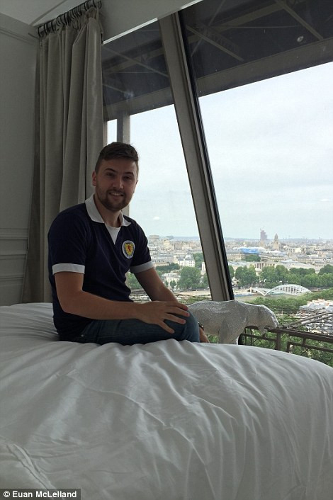 Ngoài ra còn có đủ không gian kê một bộ ghế sofa để khách có thể thoải mái xem bóng đá và ngủ tại chỗ.