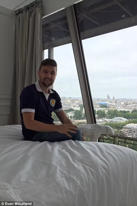 Ngoài ra còn có đủ không gian kê một bộ ghế sofa để khách có thể thoải mái xem bóng đá và ngủ tại chỗ.