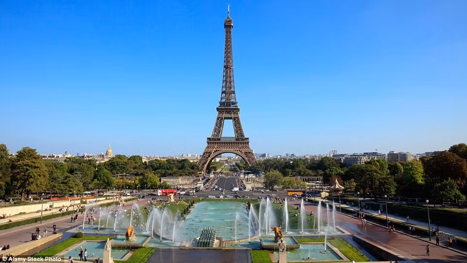 Bây giờ, những fan hâm mộ bóng đá đổ về Paris để xem Euro 2016 có thể sẽ book được phòng khách sạn hot nhất nước này, trên độ cao 290m trong tháp Eiffel.