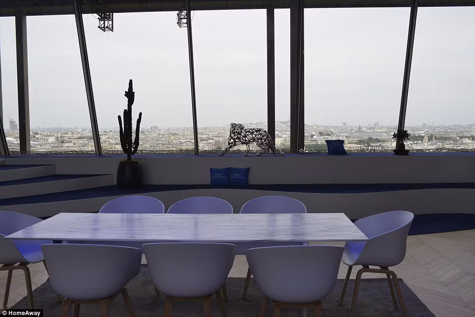 Công ty bất động sản HomeAway đã tạo ra một khách sạn mini này với chỉ 2 phòng ngủ ở gần nóc tháp. Những khách thuê trọ phải may mắn lắm trong hàng ngàn người mới chen chân đặt được khách sạn đặc biệt này.