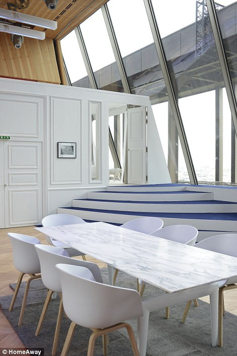 Căn phòng nhìn hướng ra phía đông dễ dàng xem được cảnh bắn pháo hoa thắp sáng bầu trời trong đêm khai mạc giải đấu. Phía Nam là cảnh hàng ngàn fan của môn thể thao vua đang khuấy động khắp các nẻo đường đến sân vận động.