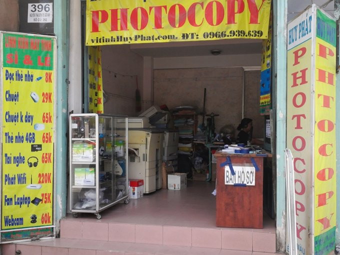 Không ít cửa hàng tranh thủ tăng giá các loại dịch vụ photo, in ấn, đóng bìa sách...để “kiếm thêm”. Ảnh: batdongsan.